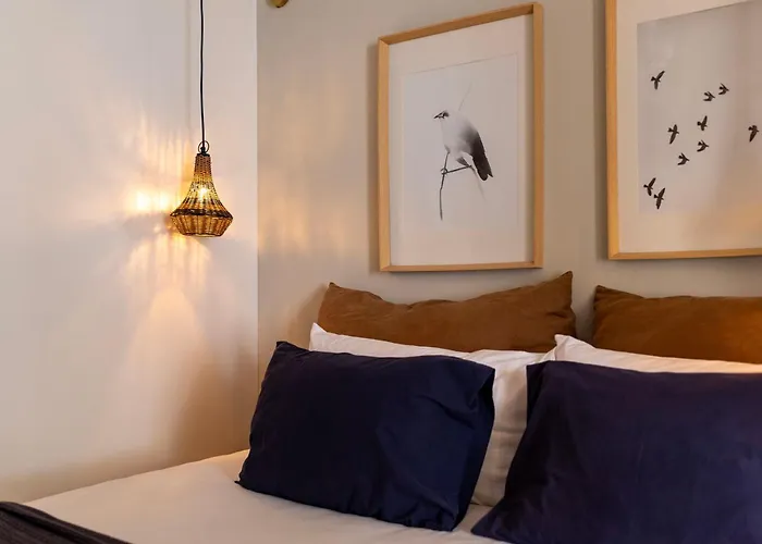 Bmyguest Collection - The Marquis Luxury Garden Apartment